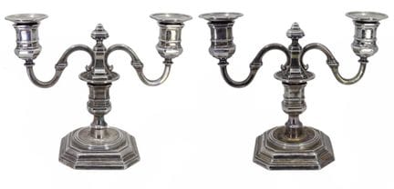 UN PAR DE CANDELABROS DE MESA METAL PLATEADO DEL S