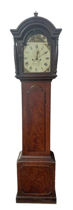 EINE MAHAGONI-STANDUHR AUS DER ZEIT VON GEORG III.
