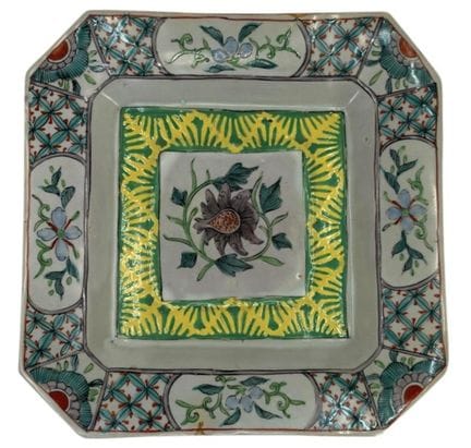 EIN QUADRATISCHER TELLER AUS CHINESISCHEM PORZELLA