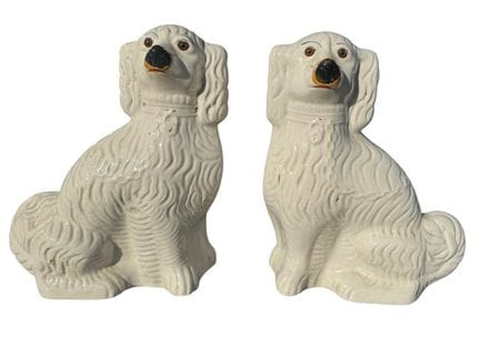 EIN GROSSES PAAR STAFFORDSHIRE-HUNDE AUS DEM 19. J