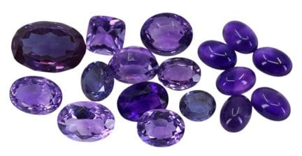 EINE SAMMLUNG VON GESCHLIFFENEN AMETHYSTEN
Bestehe