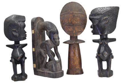 EINE SAMMLUNG VON AUS HOLZ GESCHNITZTEN AFRIKANISC