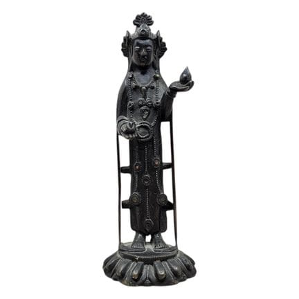 Eine buddhistische Bronzestatue der Guanyin/Kwanno