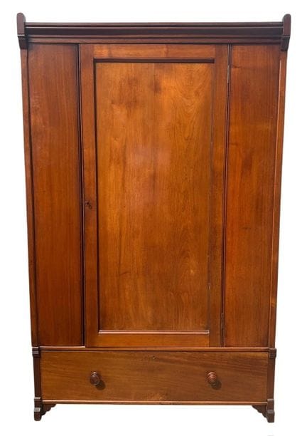 EIN HOCHWERTIGER VIKTORIANISCHER KLEIDERSCHRANK IM