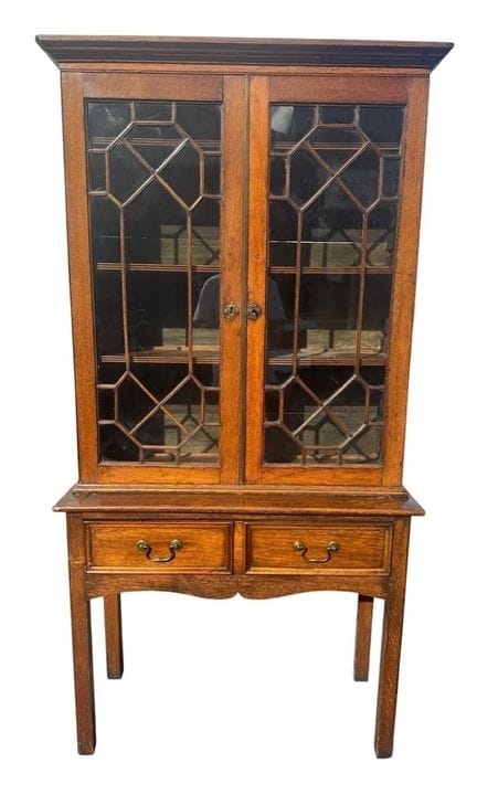 EIN BUCHSCHRANK AUS EICHENHOLZ IM GEORGE-III-STIL 