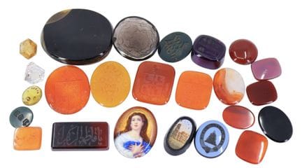 EINE SAMMLUNG VON GESCHNITZTEN INTALIO-SIEGELN AUS