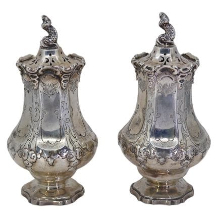 GEORGE JOHN RICHARDS, PAR DE JARRAS DE PLATA VICTO