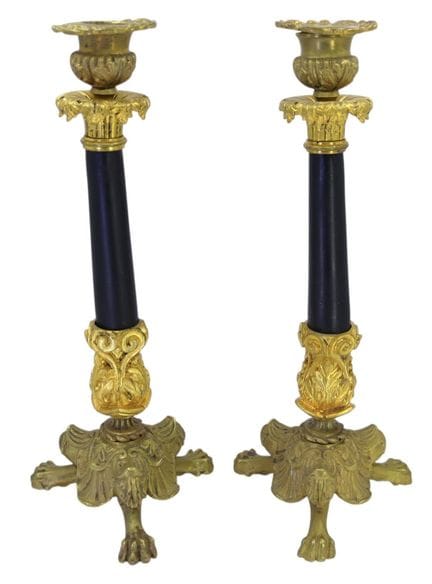 UN PAR DE CANDELABROS DORADOS DE ESTILO IMPERIO FR