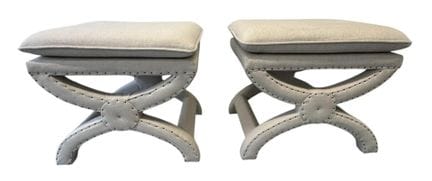 EIN PAAR GEPOLSTERTE HOCKER IM EMPIRE-STIL MIT „X“