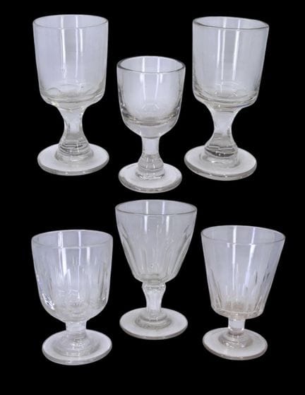 EINE SAMMLUNG VON SECHS RUMMERGLÄSERN AUS DEM 19. 