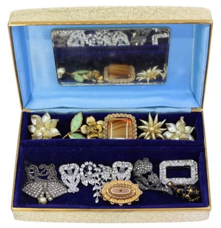 Eine Brosche aus 9-Karat-Gold mit Granat, mit der 