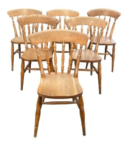 EIN SET AUS SECHS KÜCHEN- UND ESSZIMMERSTÜHLEN AUS