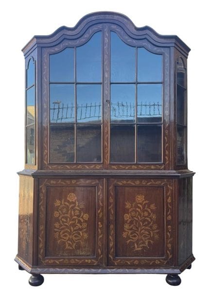 EINE NIEDERLÄNDISCHE VITRINE AUS DEM 19. JAHRHUNDE