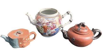 EINE CHINESISCHE FAMILLE-ROSE-TEEKANNE MIT QIANLON