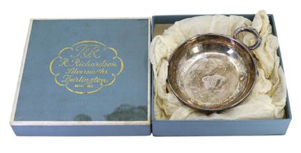 C.J. VANDER LTD，一款伊丽莎白二世银制品酒杯，带有伦敦 hallmark，1979年
