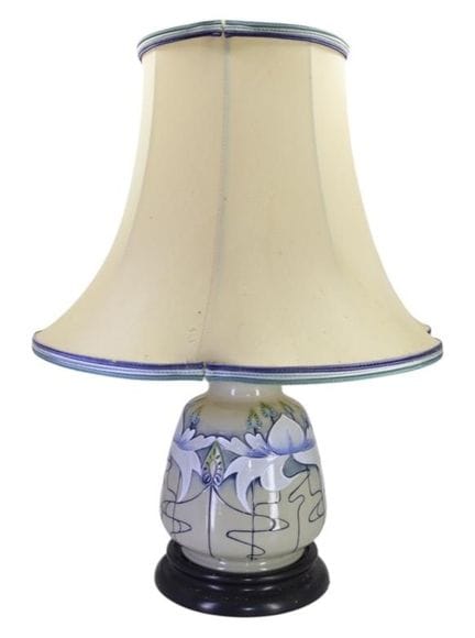 MOORCROFT, MUSTER „SERENITY LILY“, EINE TISCHLAMPE