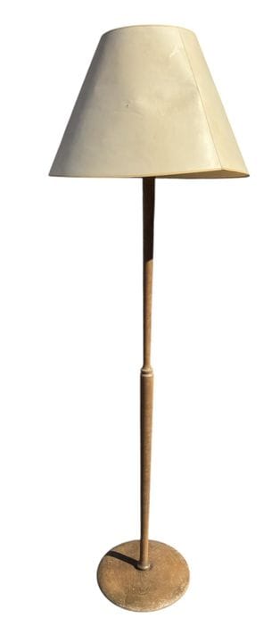 UN LAMPADAIRE DU MILIEU DU XXe SIÈCLE.
(h 174 cm)