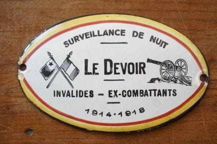 搪瓷牌
品牌：Le Devoir 夜间巡逻
价格：-
搪瓷厂：-
尺寸：高8×13