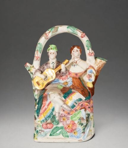 Figurativer Wasserkrug mit zwei Musikern und vielf