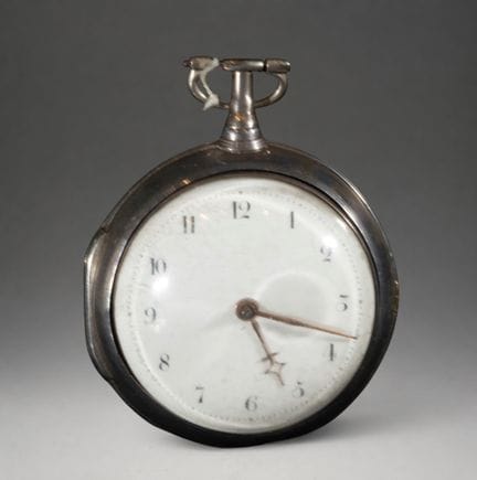 Taschenuhr mit weißem Zifferblatt und seitlichem S
