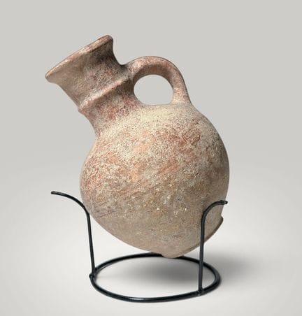 球形酒壶，古代以色列文化，铁器时代（公元前1200-700年），第一圣殿时期
这件陶器经手工塑形并烧