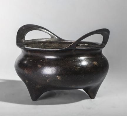 Weihrauchbrenner aus Bronze, China. Auf dem Sockel