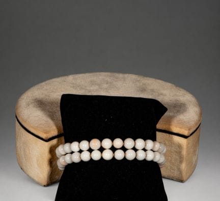 Ein Paar Armbänder mit Perlen aus Engelhautkoralle