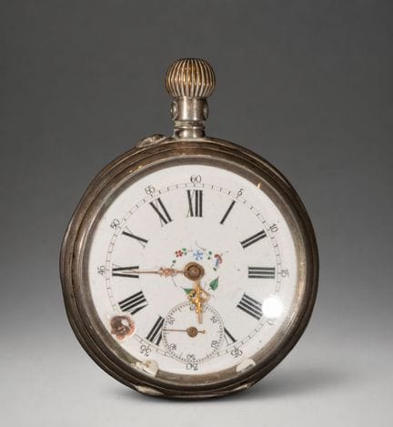Taschenuhr mit Zifferblatt mit römischen Ziffern
T