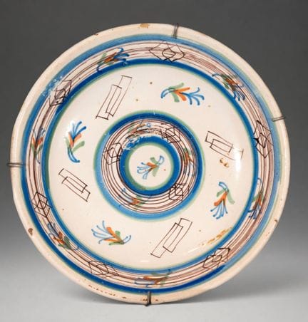 MANISES CERAMICS - Assiette à décor géométrique et