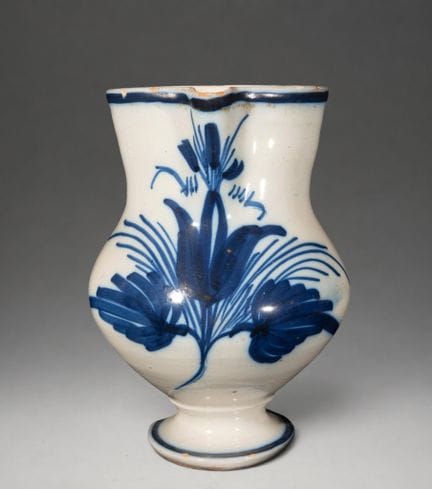 MANISES CERAMICS - Pichet orné de motifs végétaux 