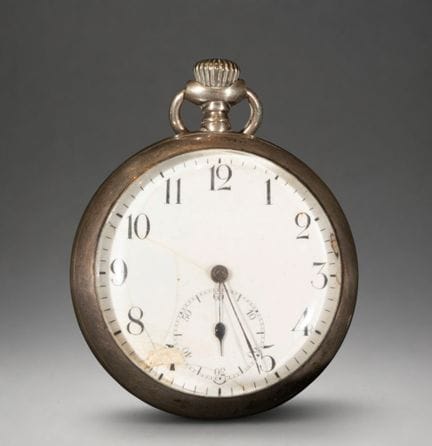 Taschenuhr mit weißem Zifferblatt und römischen Zi