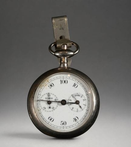 Taschenuhr mit Ring und Aufsatz
Versilbertes Metal