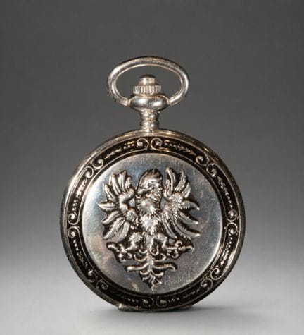 Taschenuhr mit Deckel mit geprägter Blumenverzieru