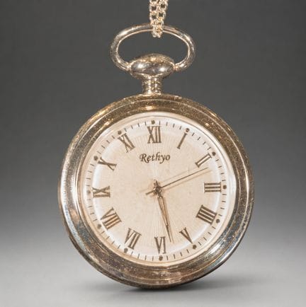 Rethyo-Taschenuhr mit römischen Ziffern und Kette
