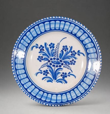 MANISES CERAMICS - Assiette avec bouquet floral en