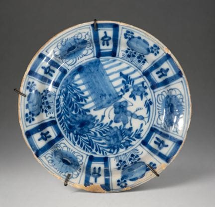 MANISES CERAMICS - Assiette à décor d'inspiration 