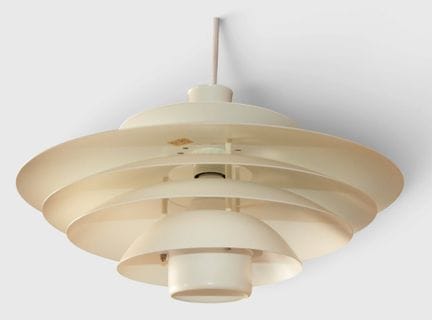 白色吸顶灯——Form-Light——丹麦——1980年代
白色烤漆金属吊灯。尺寸：27 × 47 