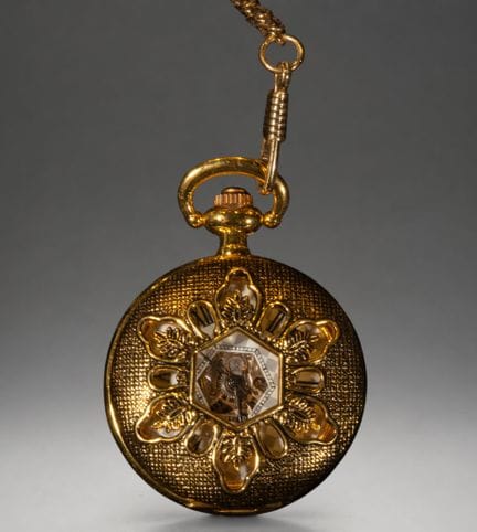 Goldene Taschenuhr mit floral verziertem Deckel un