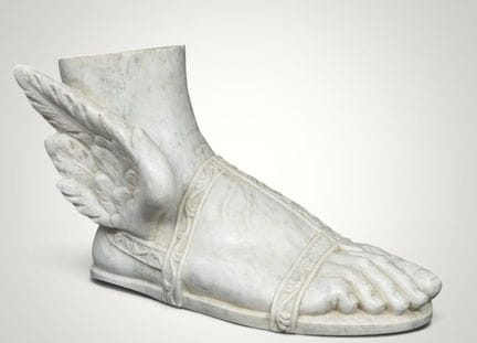 《墨丘利之足》，仿古风——意大利画派——19世纪末
这件白色大理石雕塑残件描绘了墨丘利（Mercur