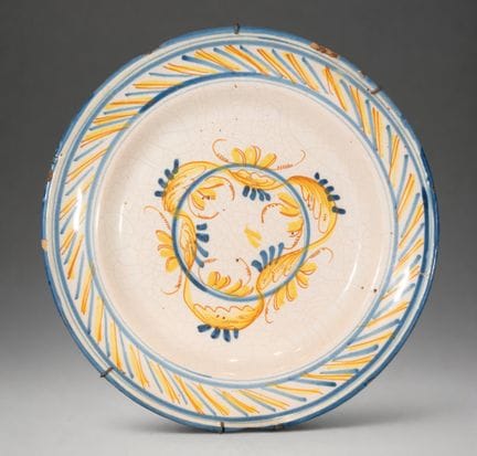 MANISES CERAMICS - Assiette avec décor floral styl