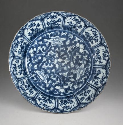 Monumentaler chinesischer Teller aus der Kangxi-Pe