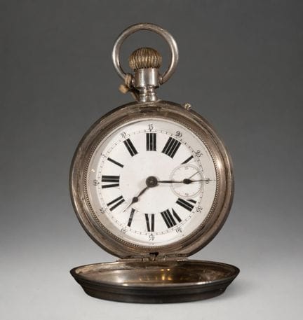 Taschenuhr mit Klappdeckel und römischen Ziffern
R