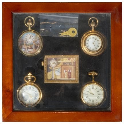 Set aus vier Taschenuhren in einer Holzvitrine
Ein