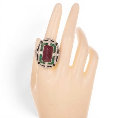 Ring mit zentralem Rubin, Smaragden, Onyx und Diam