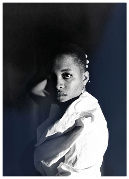 北美画派。20世纪。女性肖像，2000年。
黑白摄影作品。尺寸：35 × 28 厘米。画面中是一位留