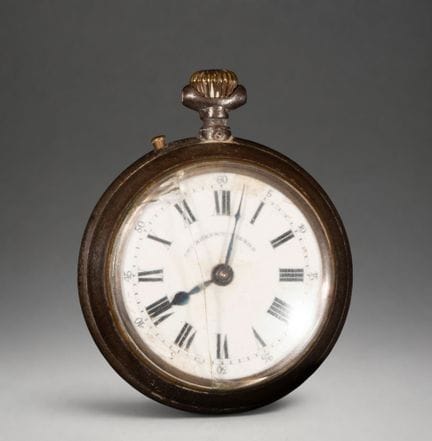 Taschenuhr mit weißem Zifferblatt und arabischen Z
