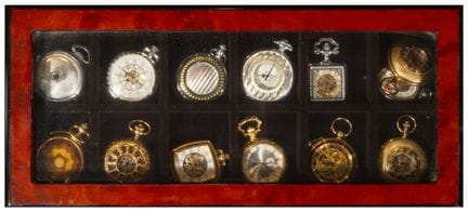 Sammlung von zwölf Taschenuhren in einem Kästchen 