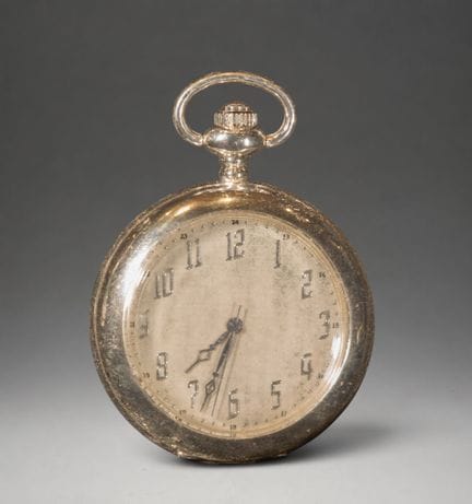 Taschenuhr mit arabischen Ziffern
Taschenuhr mit e