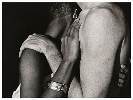 北美画派。20世纪。《亲密拥抱》，2000年
黑白摄影作品。尺寸：35 × 28 厘米。 这张照片描