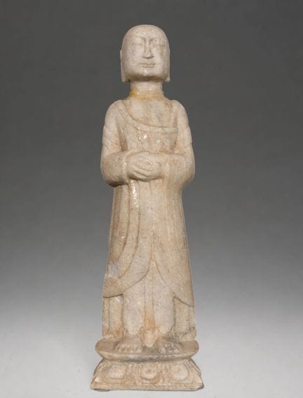 东方人物雕像——可能出自中国，12世纪
浅色石材或大理石雕塑。36 × 11 × 9 厘米。站立的东